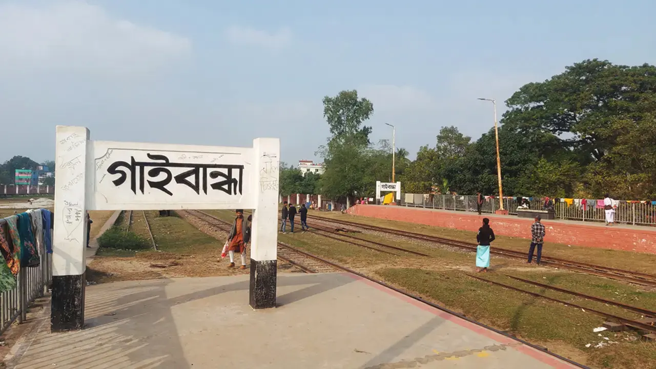 হিন্দু ধর্মাবলম্বীরা নিরাপদে পরিবারের কাছে পৌঁছে দিলেন মুসলিম শিশুকে