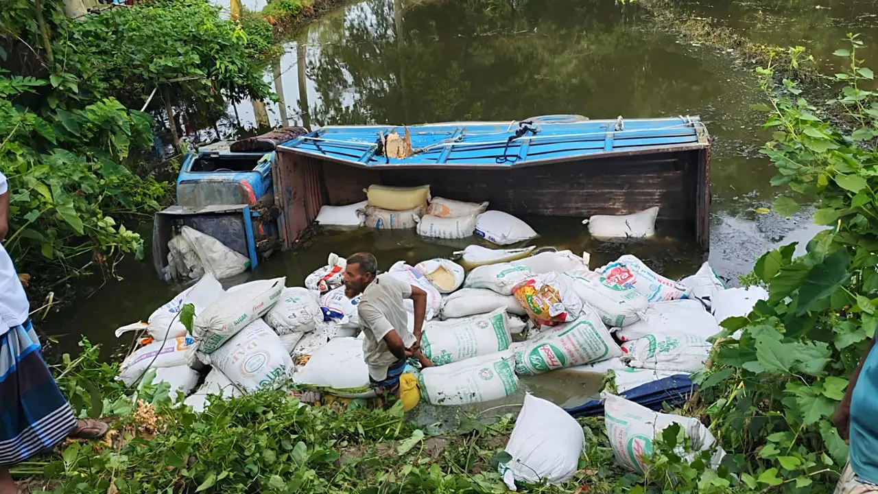 চাকা ভেঙে চালবোঝাই ট্রাক পানিতে, হেলপার নিহত