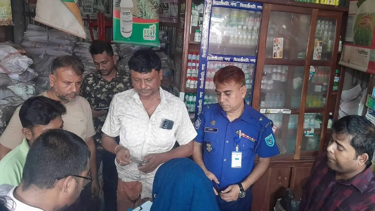 অবৈধভাবে সার মজুত : গাইবান্ধায় ব্যবসায়ীকে জরিমানা