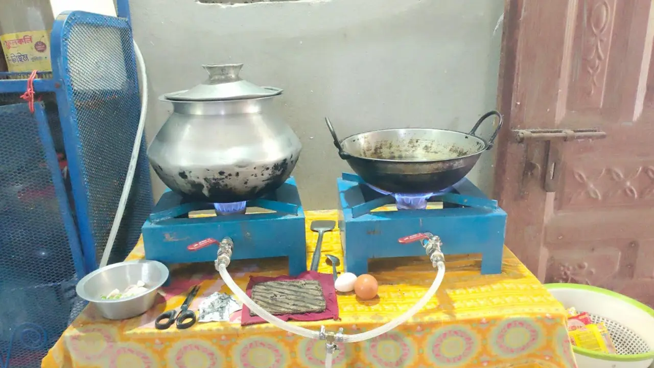ইউটিউবের অনুপ্রেরণায় বায়োগ্যাস প্ল্যান্ট, একসঙ্গে জ্বলে ৪ চুলা
