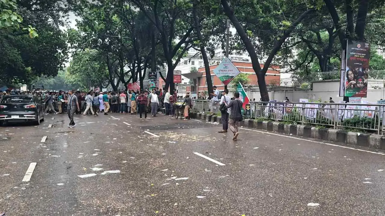 কারো সাক্ষাৎ না পেয়ে সচিবালয় ছাড়লেন ১১ দলের নেতারা