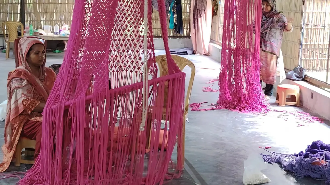 রঙিন সুঁতা আর দোলনায় হাসি ফুটছে গাজীপুরের ধনুন গ্রামের নারীদের