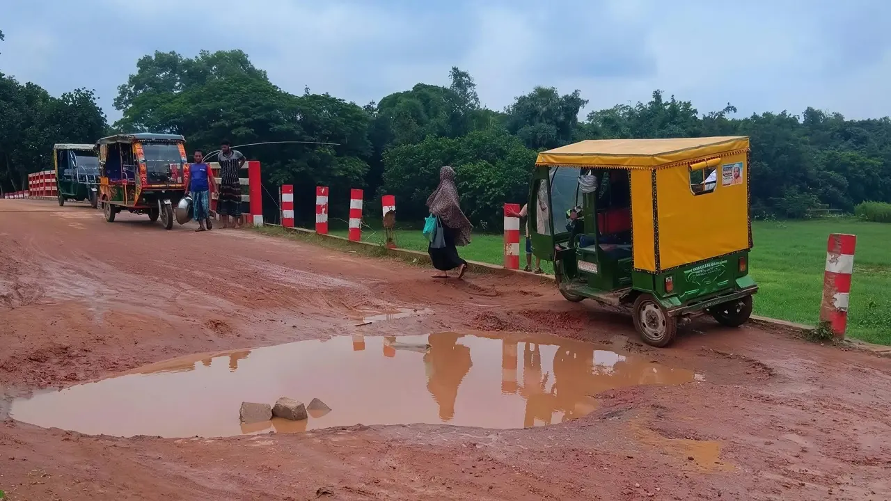 দীর্ঘদিন সংস্কার নেই, কাপাসিয়া-কালীগঞ্জ সড়ক দুর্ভোগে হাজারো মানুষ