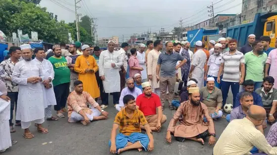 গাজীপুরে নিরাপদ সড়ক ও ফুটওভার ব্রিজের দাবিতে দেড় ঘণ্টা সড়ক অবরোধ