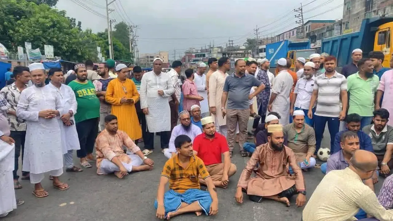 গাজীপুরে নিরাপদ সড়ক ও ফুটওভার ব্রিজের দাবিতে দেড় ঘণ্টা সড়ক অবরোধ