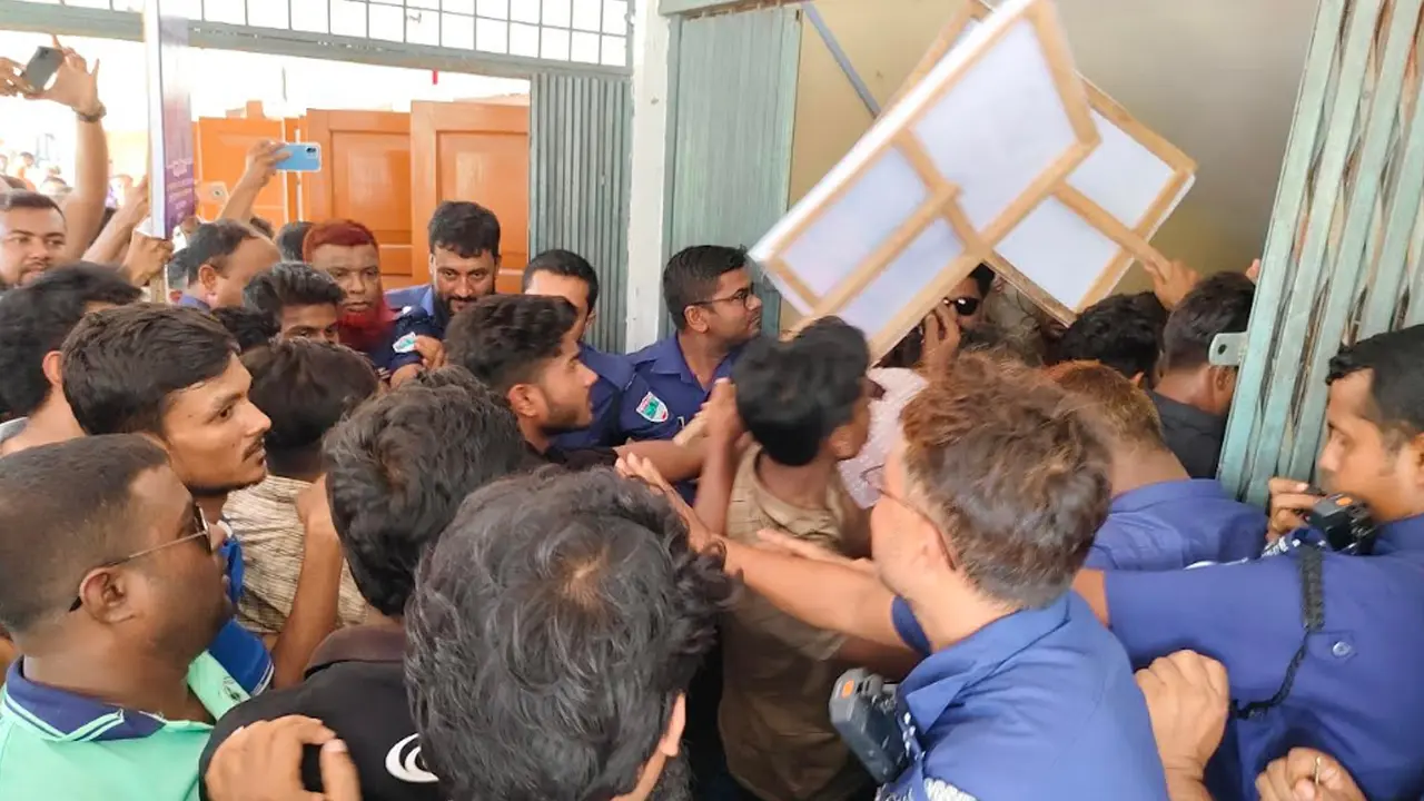 কুমারখালীতে ইউএনও কার্যালয় ঘেরাও, পুলিশের সঙ্গে ধাক্কাধাক্কি