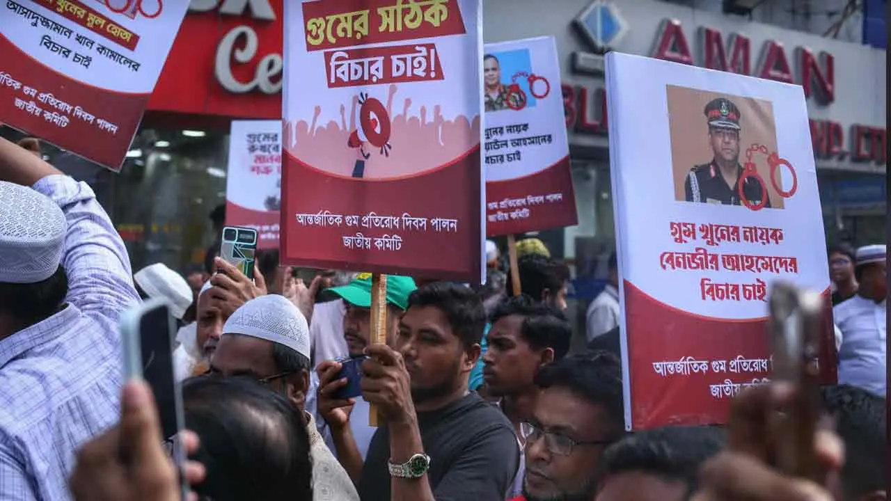 গুম প্রতিরোধ দিবসে সংসদ অভিমুখে ১১ দলের পদযাত্রা শুরু