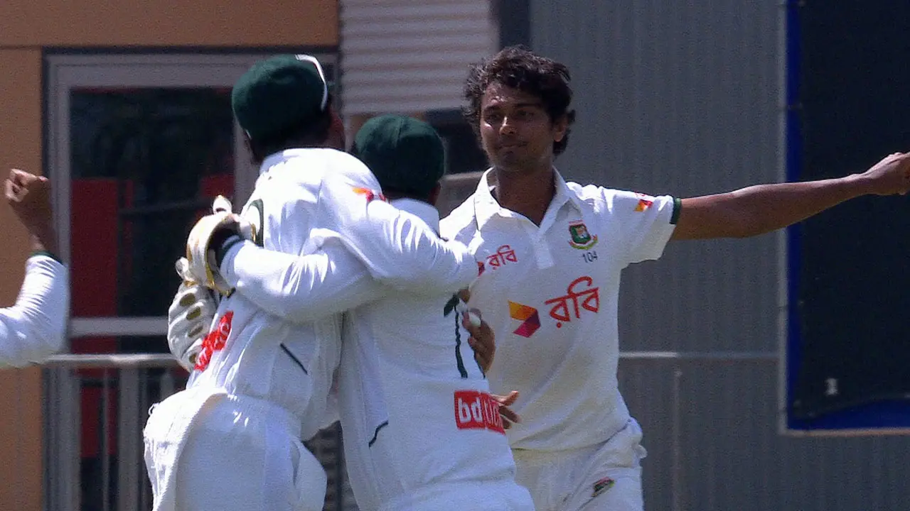 হেডকেও বোল্ড করলেন হাসান