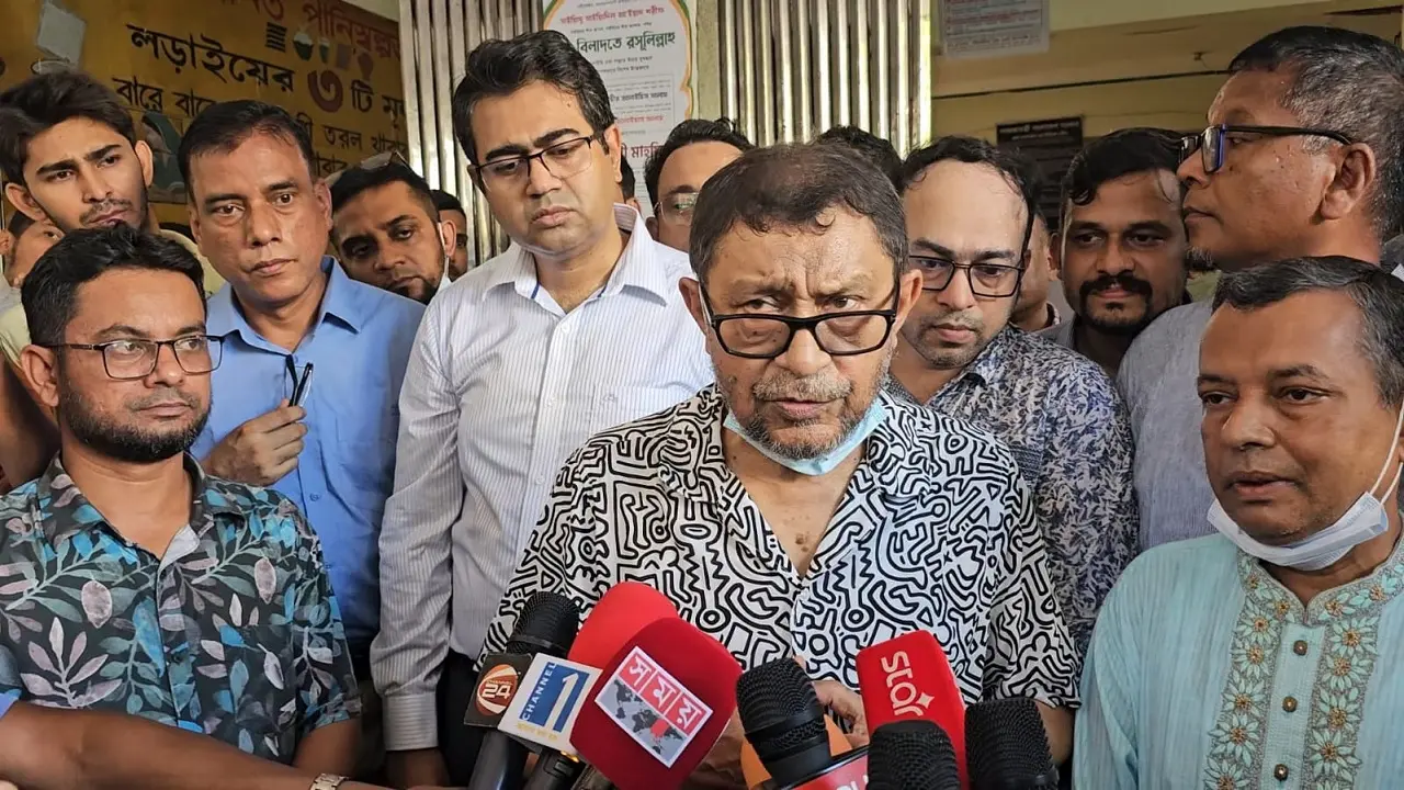 হঠাৎ হবিগঞ্জে হাসপাতালে স্বাস্থ্যমন্ত্রী, অনুপস্থিত ফার্মাসিস্টকে বদলি