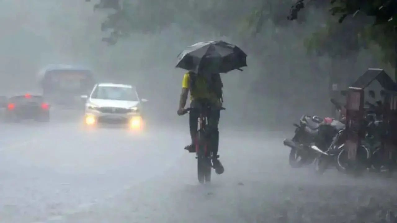 উত্তরের বিভাগে টানা বৃষ্টির দাপট বেশি, কমতে পারে দিনের তাপমাত্রা