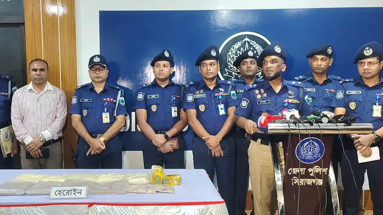 গরুর খাদ্যবাহী ট্রাকে মিলল ৪ কোটি টাকার হেরোইন