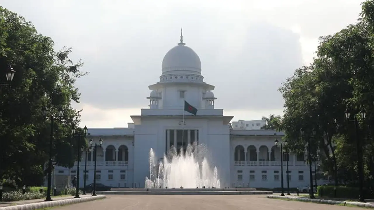 হাইকোর্টের ৫ কর্মচারী বরখাস্ত, এক কর্মকর্তার বেতন স্থগিত
