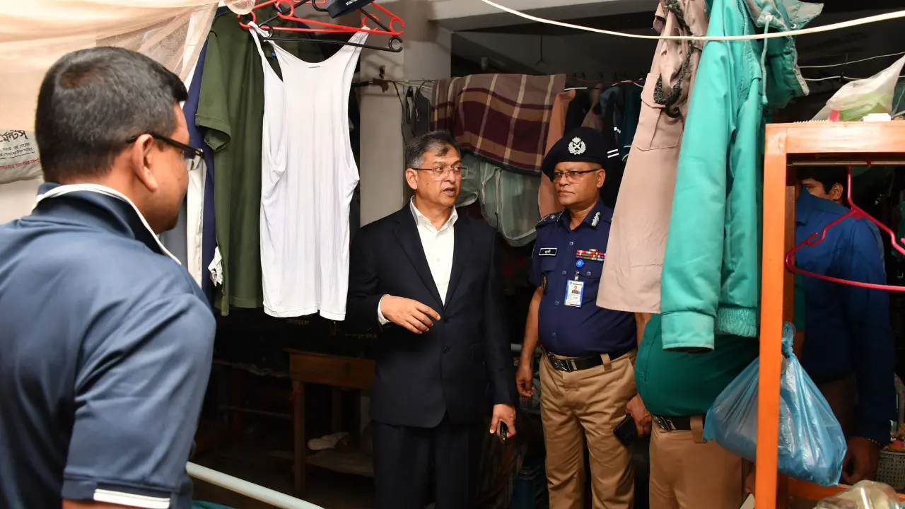তেজগাঁও থানা আকস্মিক পরিদর্শন করলেন স্বরাষ্ট্রমন্ত্রী