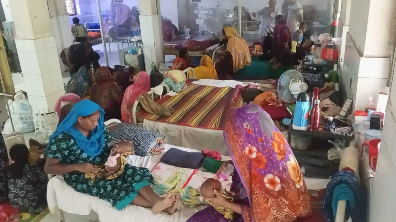২২ শয্যার শিশু ওয়ার্ডে শতাধিক রোগী, মেঝেতে চলছে চিকিৎসা
