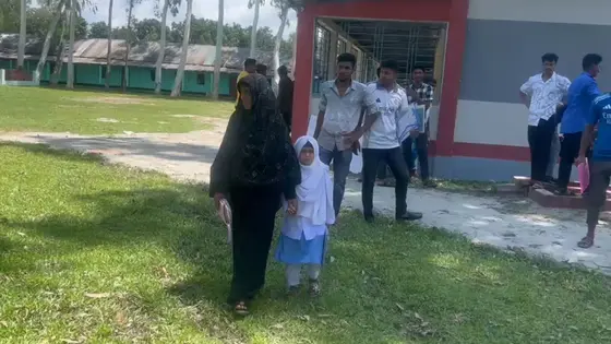 তিন ফুট উচ্চতায় আটকে নেই স্বপ্ন, এইচএসসি দিচ্ছেন মল্লিকা