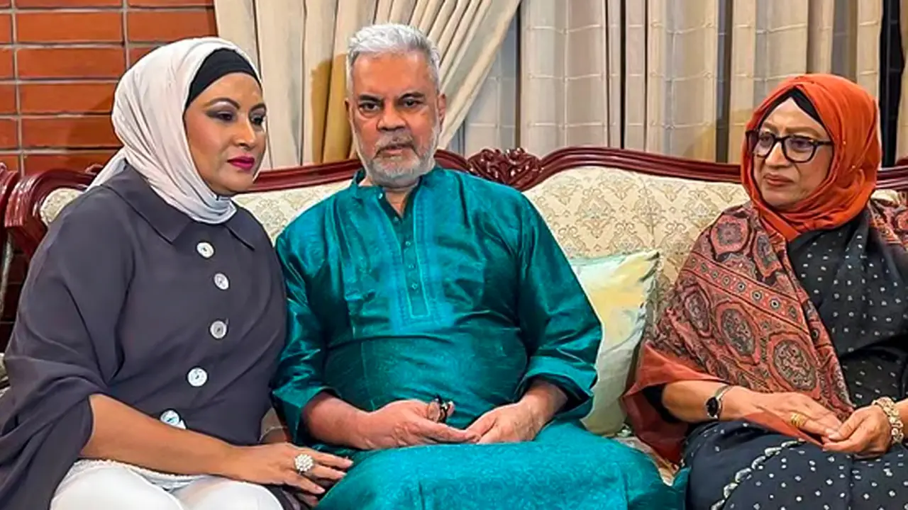 কাঞ্চন গাইলেন ‘আর যাব না আমেরিকা’, গলা মেলালেন সুচন্দা-চম্পাও