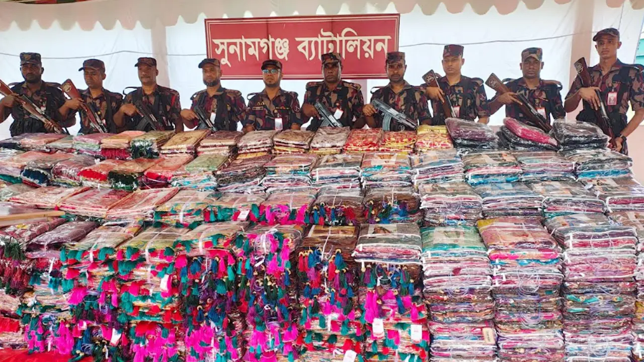 মালিকবিহীন কাভার্ড ভ্যানে মিলল ৩ কোটি ৫৮ লাখ টাকার ভারতীয় শাড়ি