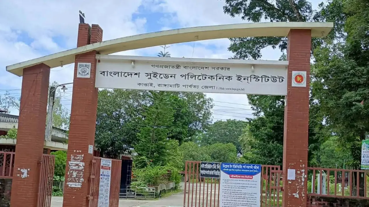 ফেসবুক স্ট্যাটাস ঘিরে পলিটেকনিকে রাতভর সংঘর্ষ, আহত ১৩