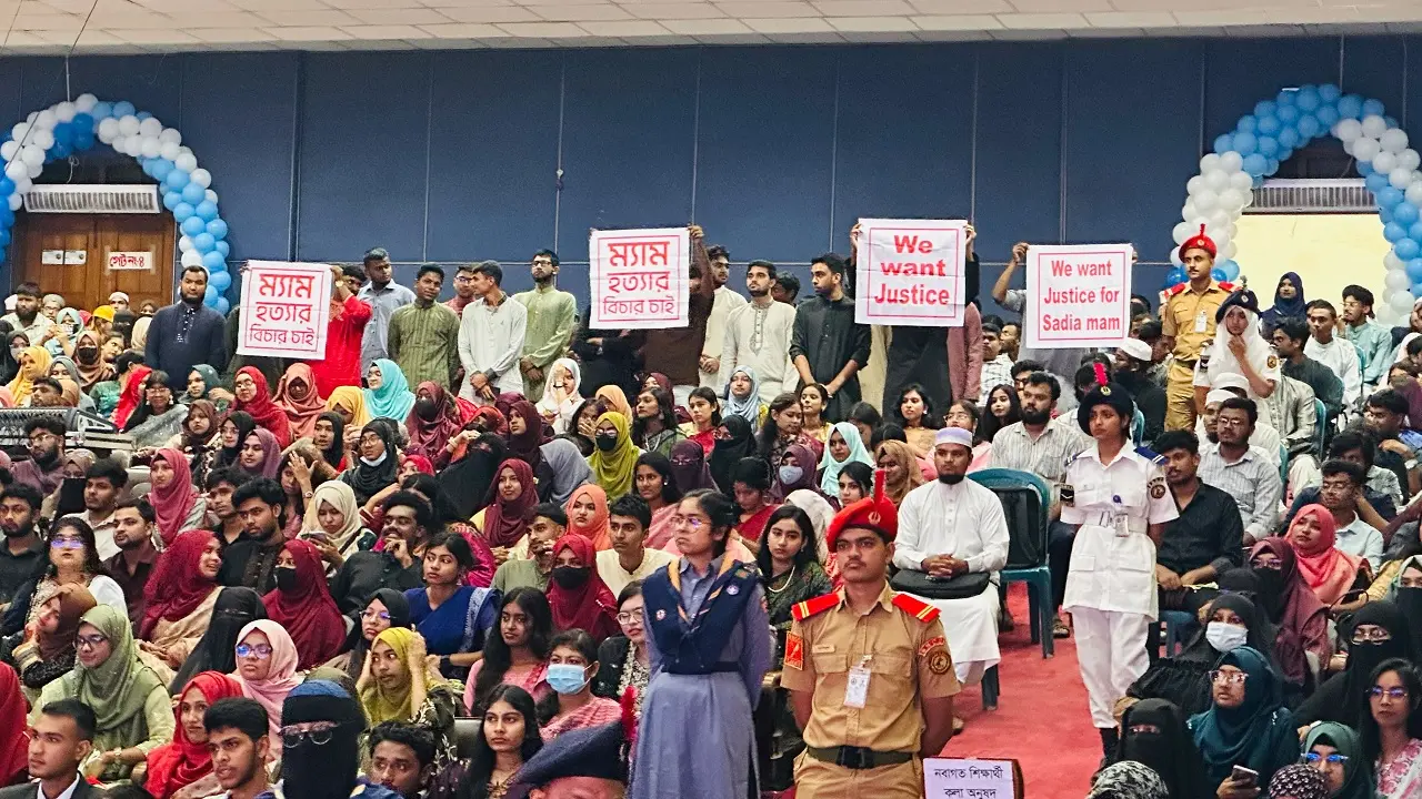 ইবি শিক্ষিকা হত্যার বিচার দাবিতে নবীন শিক্ষার্থীদের অভিনব প্রতিবাদ