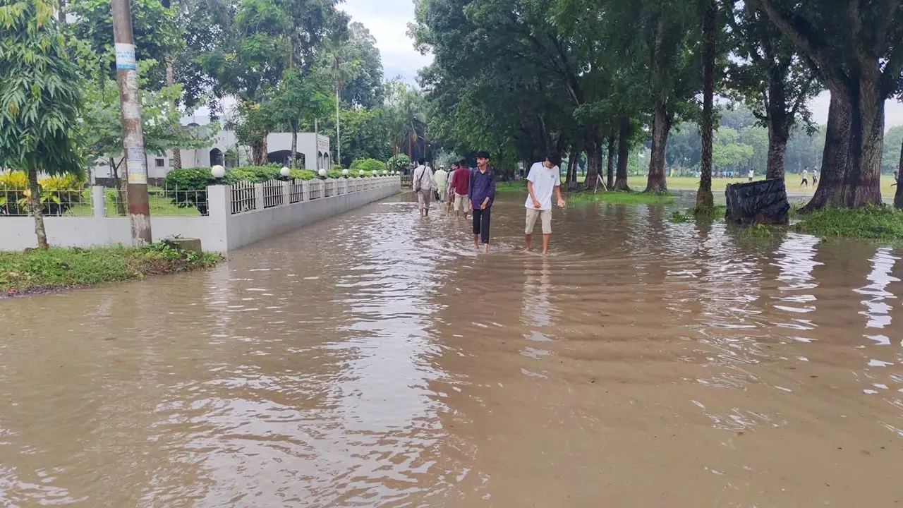অল্প বৃষ্টিতেই ইবি ক্যাম্পাসে জলাবদ্ধতা, শিক্ষার্থীদের ভোগান্তি