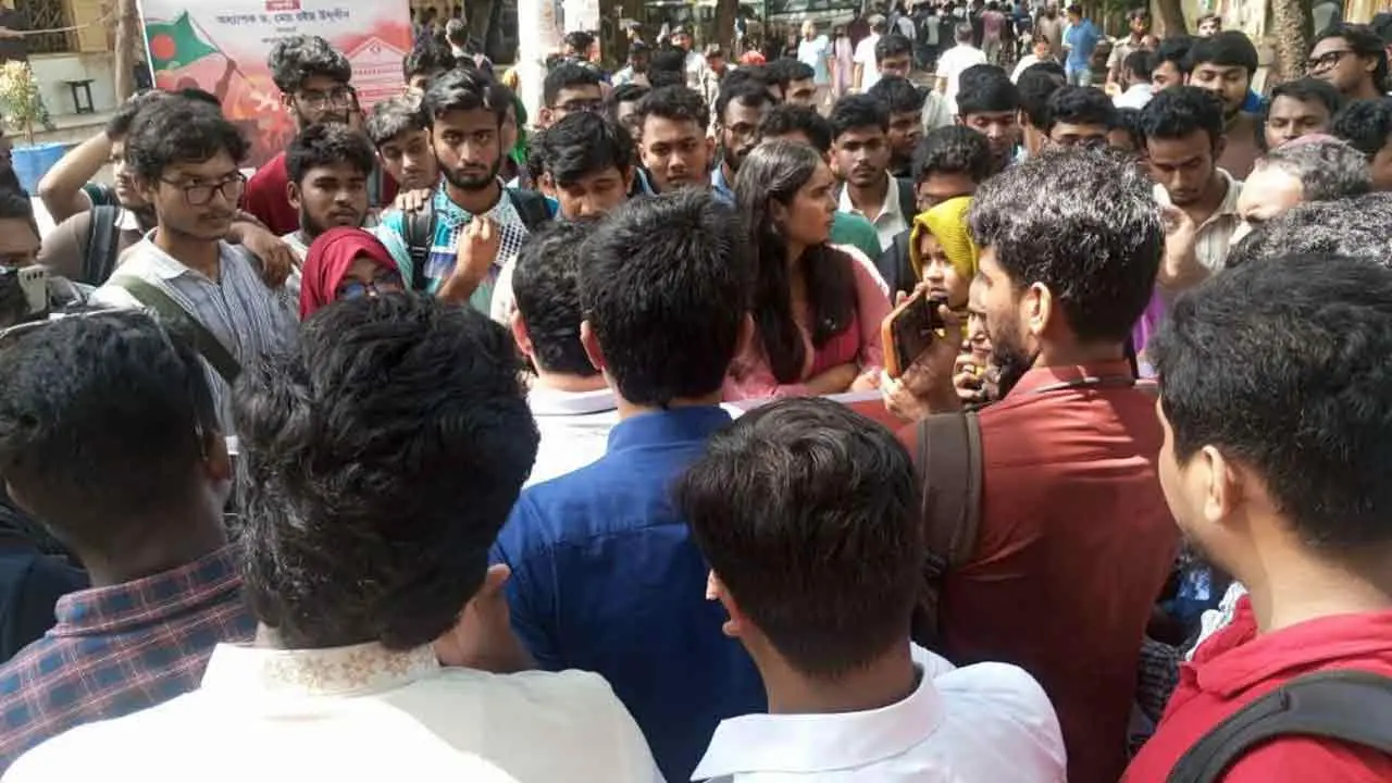 সহপাঠীর ওপর হামলার বিচার চেয়ে জবিতে বিক্ষোভ