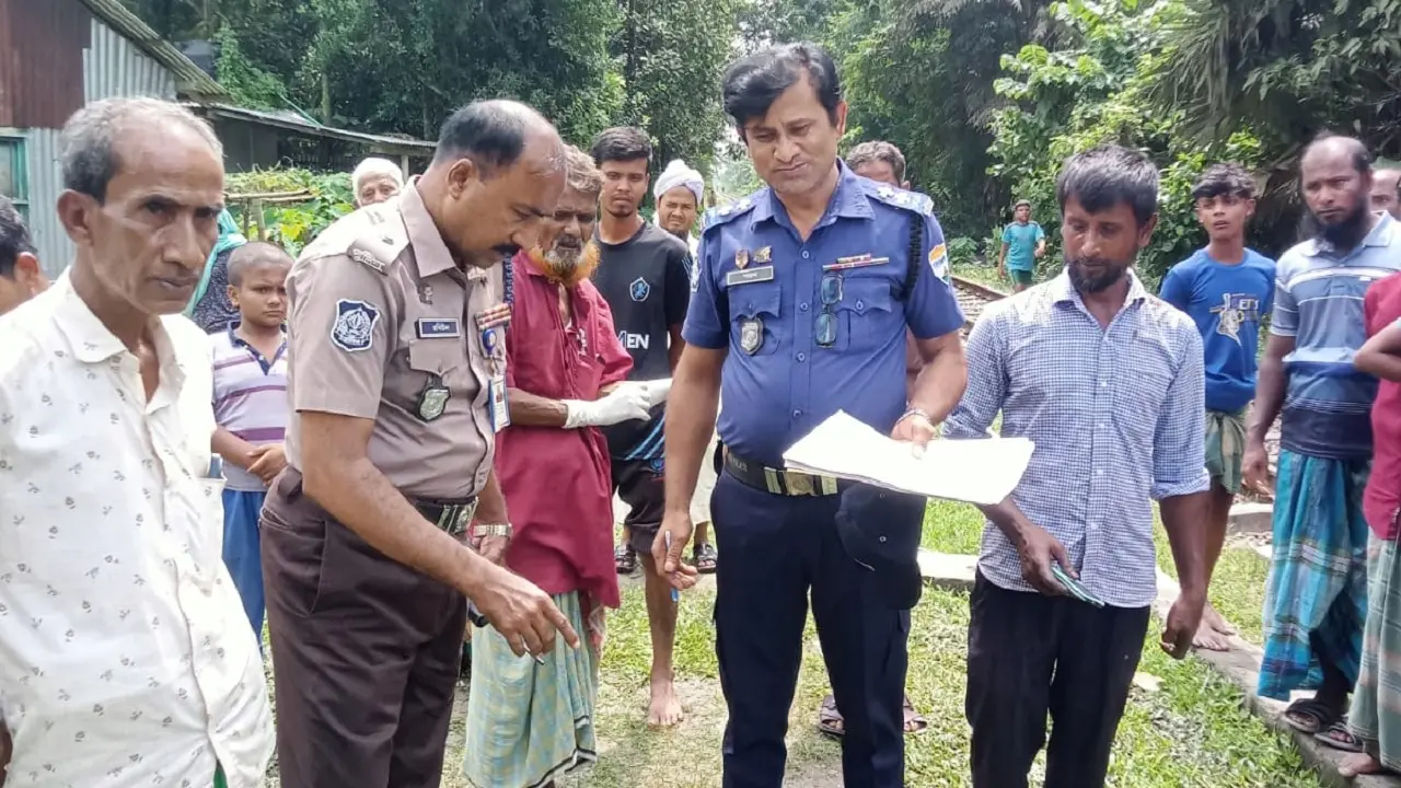 ট্রেনের ছাদ থেকে পড়ে যুবকের মৃত্যু