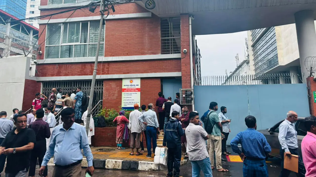 ১১ দলীয় ঐক্যের ঘেরাও কর্মসূচি ঘিরে সচিবালয়ের সব গেট বন্ধ