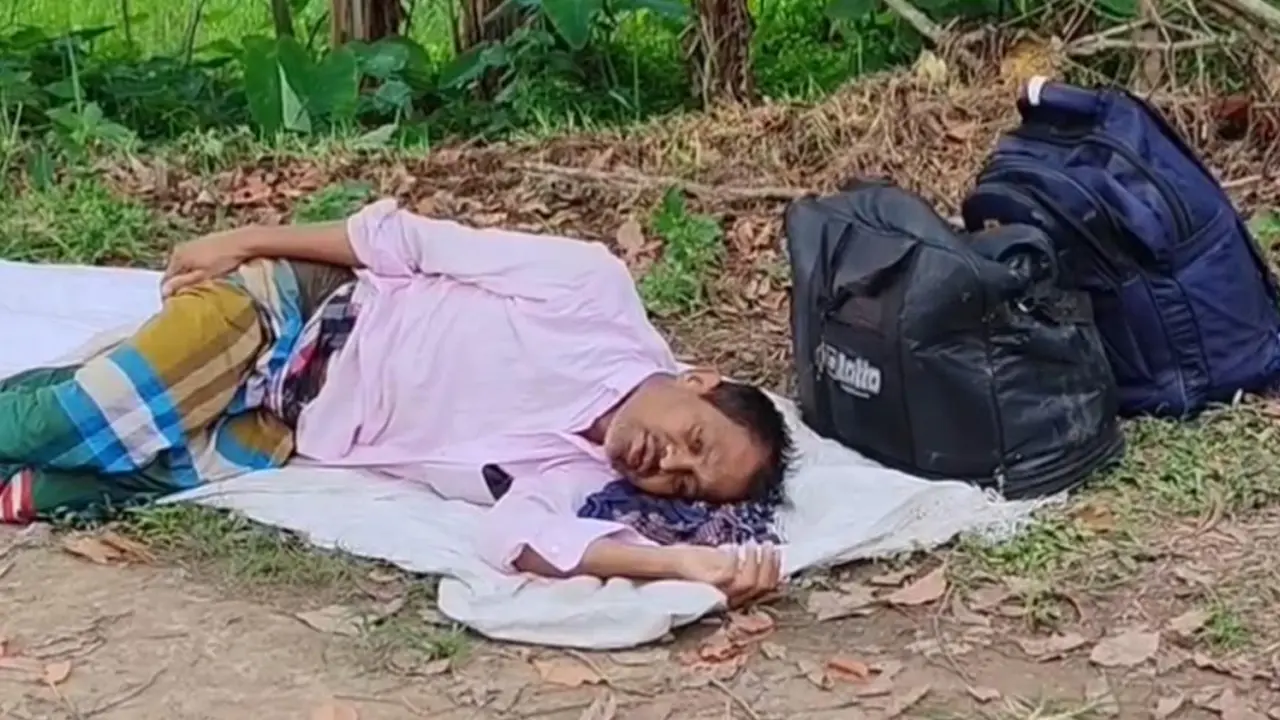 রাতের আঁধারে অসুস্থ স্বামীকে রাস্তায় ফেলে গেলেন স্ত্রী