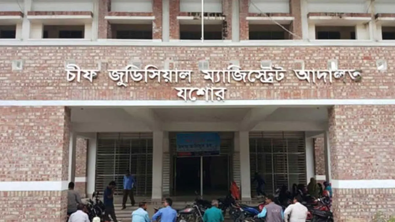 অনলাইনে জুয়া আর ঘরে বসে পর্ন দেখে, ছেলের বিরুদ্ধে আদালতে গেলেন বাবা