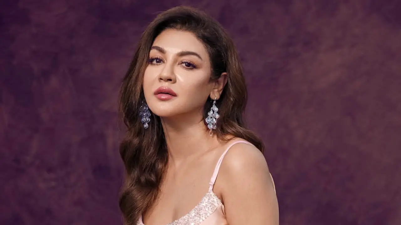 জয়া আহসানের কৃষিকাজ: দীর্ঘক্ষণ চালালেন কোদাল, প্রশংসায় অভিনেত্রী