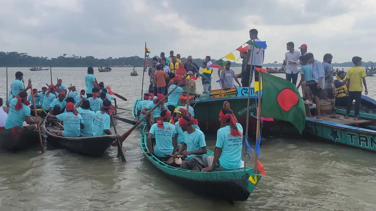 সুগন্ধা নদীতে জেলেদের নৌকাবাইচ, দর্শনার্থীদের ভিড়