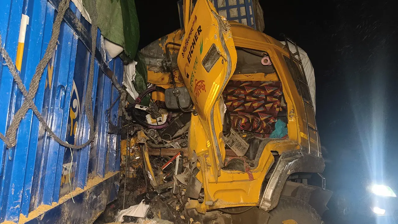 ঝিনাইদহে ২ ট্রাকের সংঘর্ষে চালক নিহত