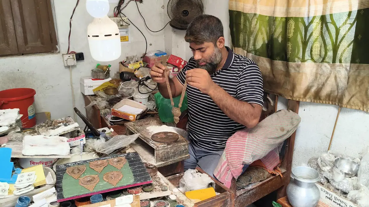 মহেশপুরে ঘরে ঘরে তৈরি হয় গহনা, স্বাবলম্বী হাজারো নারী-পুরুষ