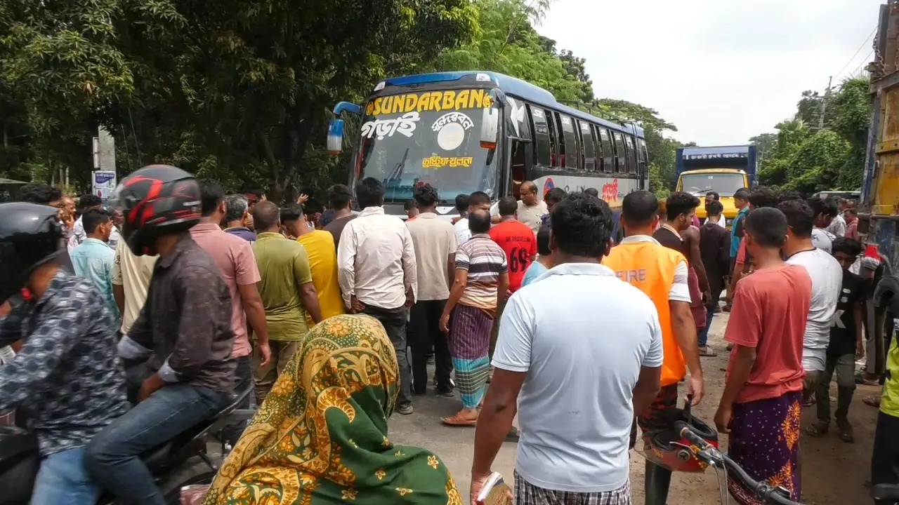 ঝিনাইদহে বাসচাপায় স্ত্রীসহ সেনাসদস্য নিহত