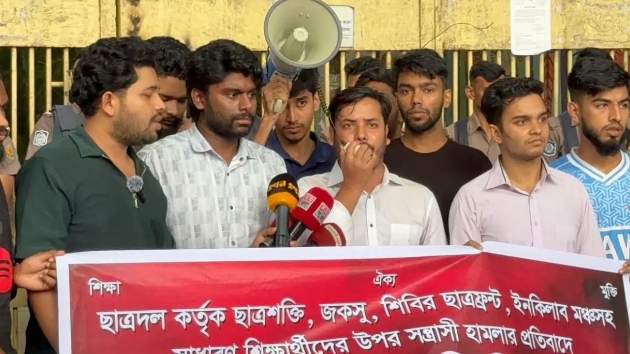 জবিতে হামলার প্রতিবাদে জাতীয় ছাত্রশক্তির বিক্ষোভ, ৫ দফা দাবি