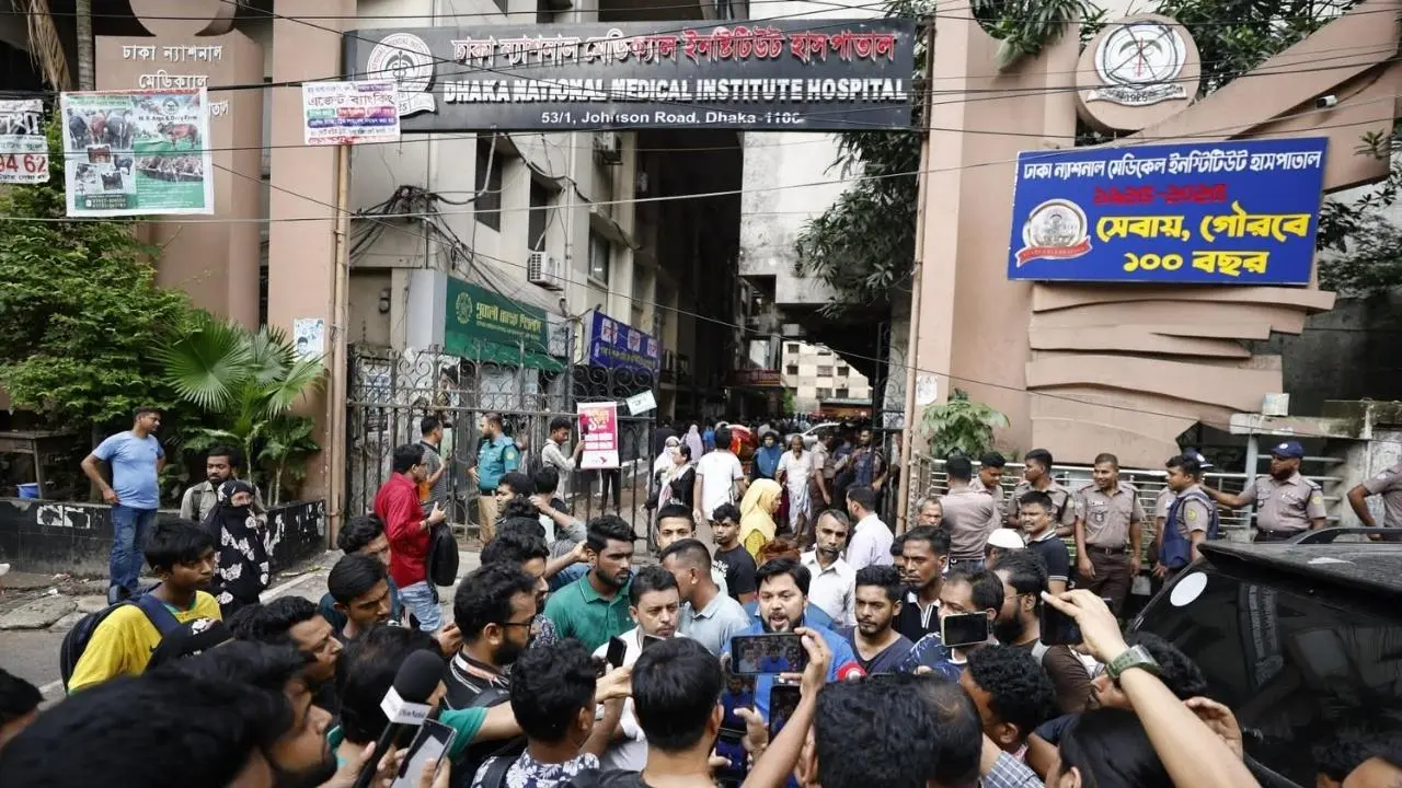 জবিতে দ্বিতীয় ক্যাম্পাস ইস্যুতে শিবির-ছাত্রদলের সংঘর্ষ, আহত ৭০