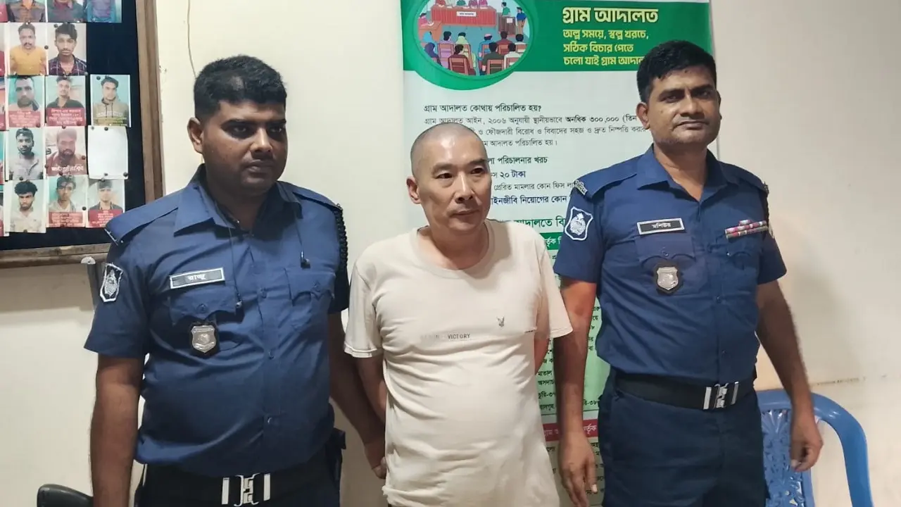 অ্যাকাউন্ট হ্যাক করে টাকা হাতিয়ে নেওয়ার অভিযোগ, চীনা নাগরিকসহ আটক ২