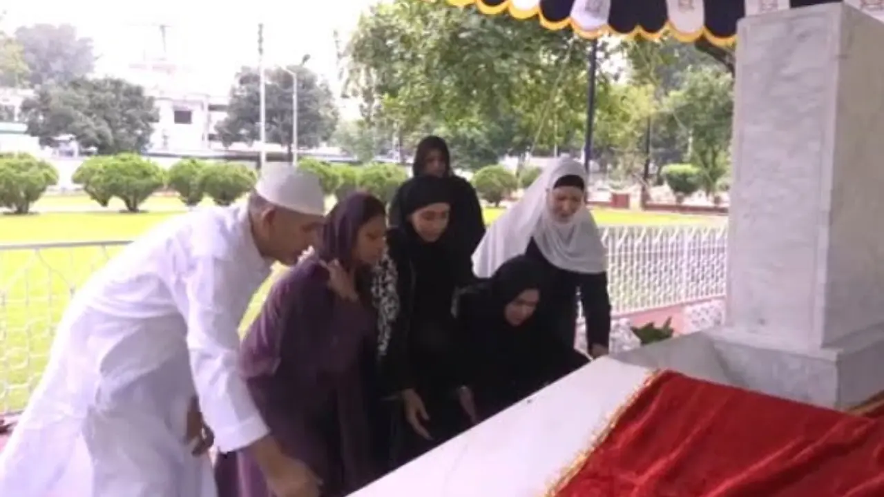 মেয়েকে নিয়ে বাবার কবর জিয়ারতে জুবাইদা রহমান