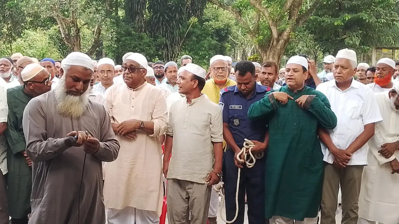 প্যারোলে মুক্তি পেয়ে মায়ের জানাজায় যুবলীগ নেতা