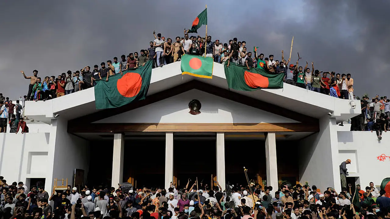 নিদ্রাহীন রাতের পর সকালে কারফিউ ভেঙে রাজপথ দখল ছাত্র-জনতার