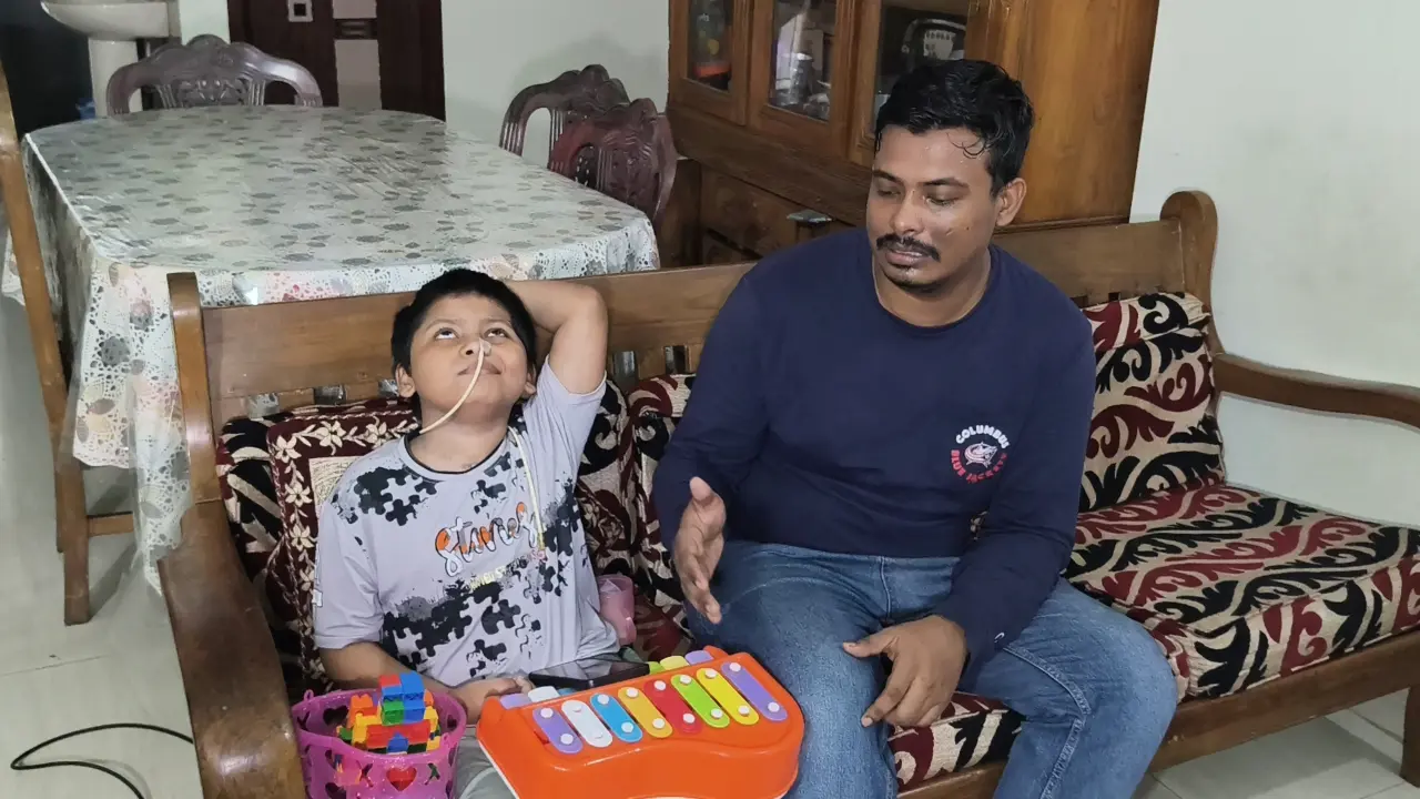 নথিপত্রের চক্করে থমকে আছে চিকিৎসা, বাঁচতে চায় শিশুটি