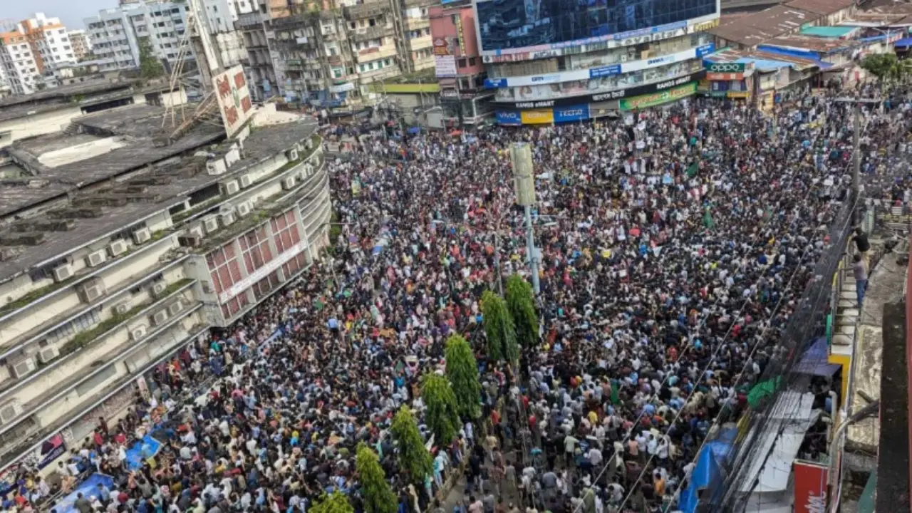 সকালে উৎকণ্ঠা, হাসিনা পালানোর খবরে উৎসবমুখর হয়ে ওঠে চট্টগ্রাম