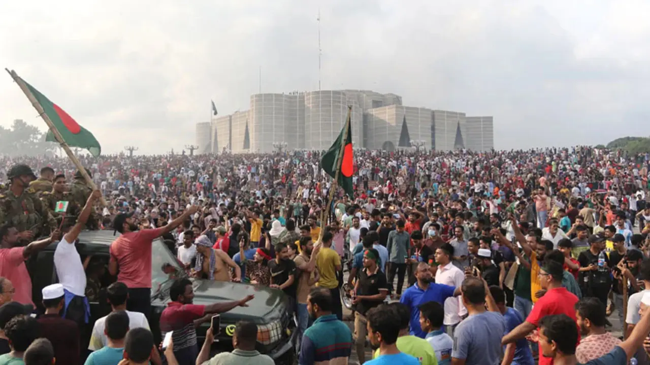 রক্তের আখরে লেখা গণঅভ্যুত্থান, ইতিহাসের নতুন বাঁকে বাংলাদেশ