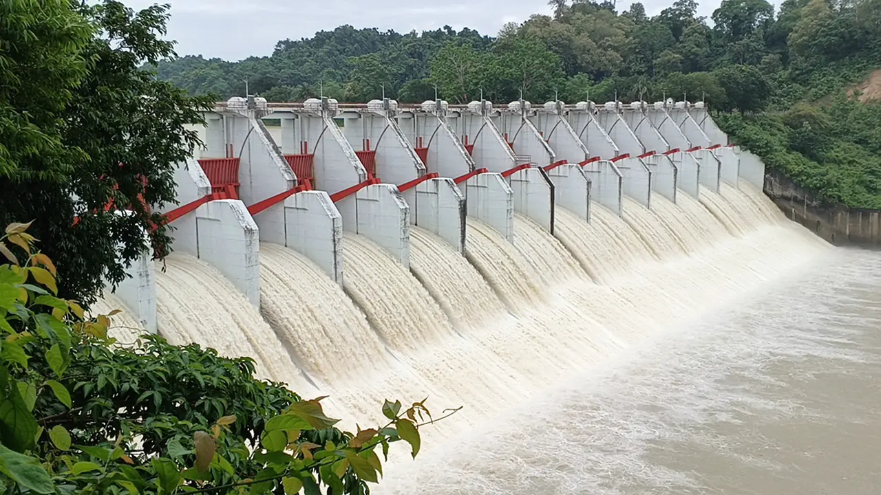 কাপ্তাই হ্রদের পানি দ্রুত বাড়ছে, ৩ ফুট খোলা হয়েছে ১৬ জলকপাট