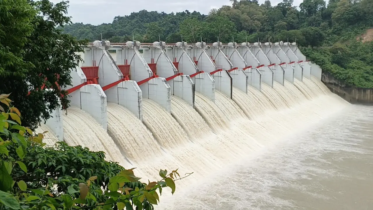 দ্রুত বাড়ছে কাপ্তাই হ্রদের পানি, দুই ঘণ্টা আগেই খুলল ১৬ জলকপাট