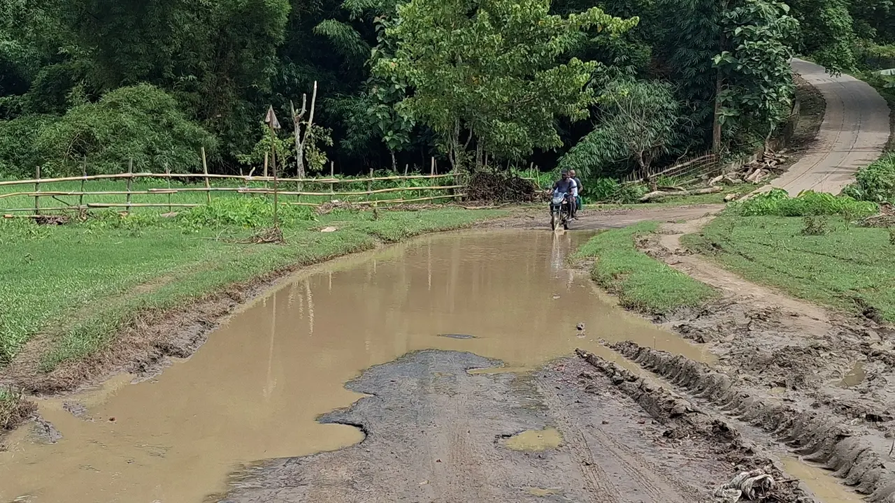 খাগড়াছড়ি-লংগদু সড়কে কাদাপানি-গর্ত, দুর্ভোগে হাজারো মানুষ