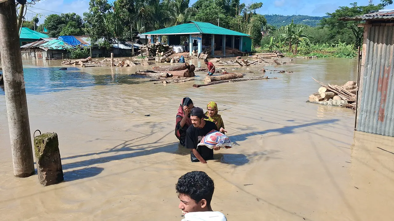 হঠাৎ ভারী বৃষ্টিতে খাগড়াছড়ির নিম্নাঞ্চল প্লাবিত, বিপাকে হাজারো মানুষ