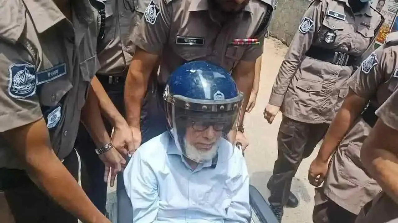 আদালতের অনুমতি ছাড়া দেশত্যাগ করতে পারবেন না বিচারপতি খায়রুল হক