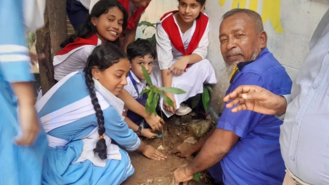 মিরপুরের ডক্টর শহীদুল্লাহ স্কুল ও কলেজে খেলাঘরের বৃক্ষরোপণ