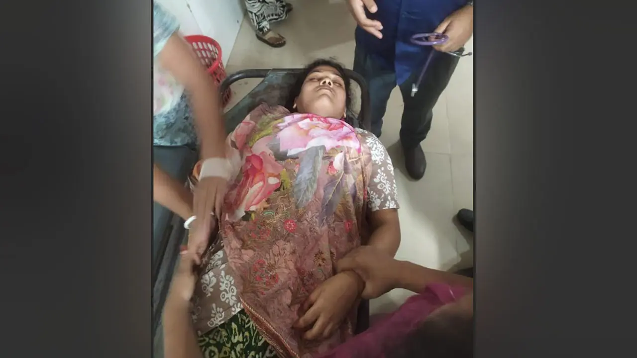খুলনায় ছেলেকে না পেয়ে মাকে গুলি